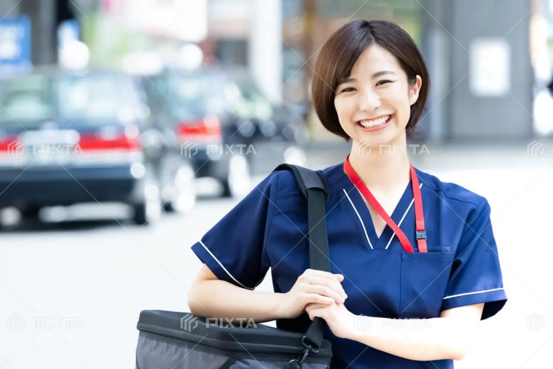 笑顔で訪問介護に向かうスタッフ