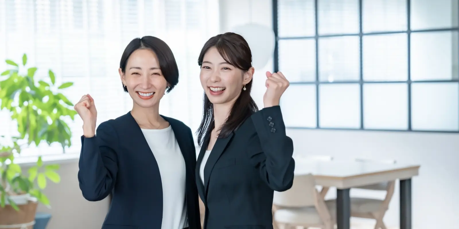 笑顔で並ぶ女性スタッフ