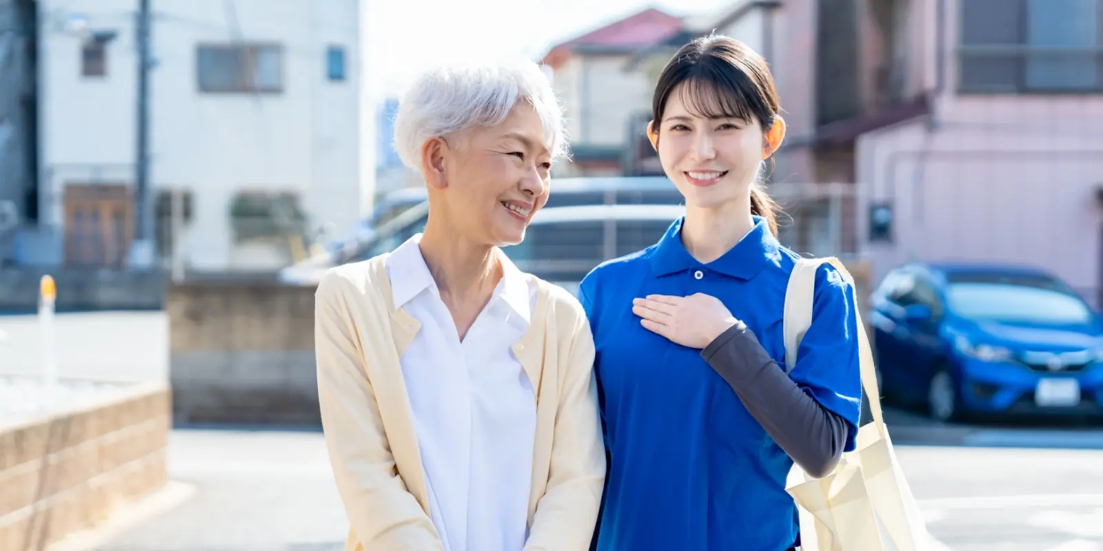 利用者と並ぶスタッフ