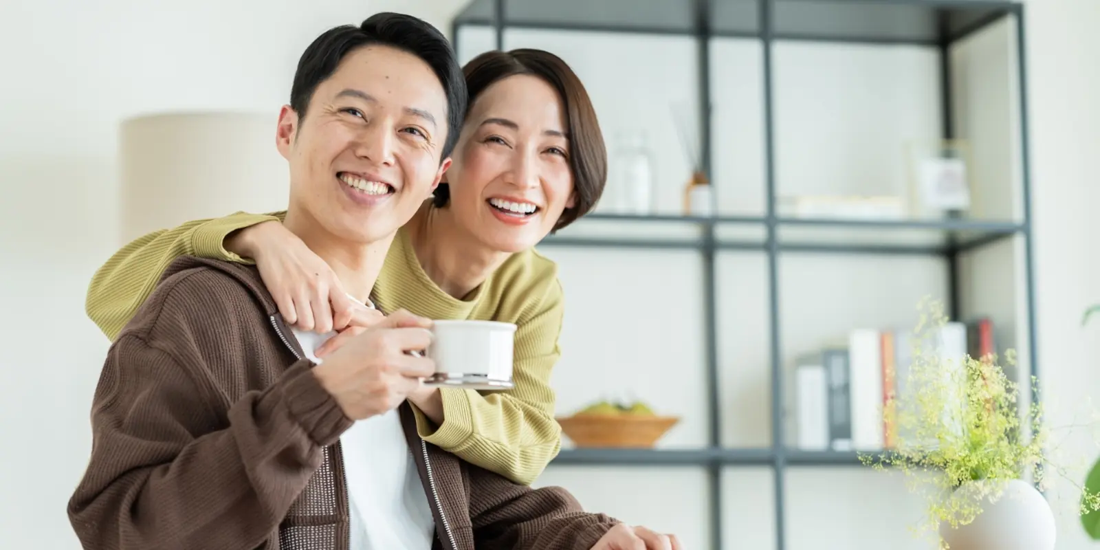 室内で寄り添う男女