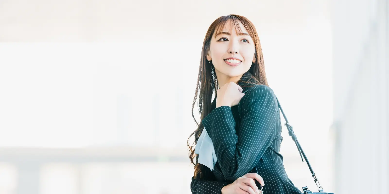 スーツ姿で微笑む女性