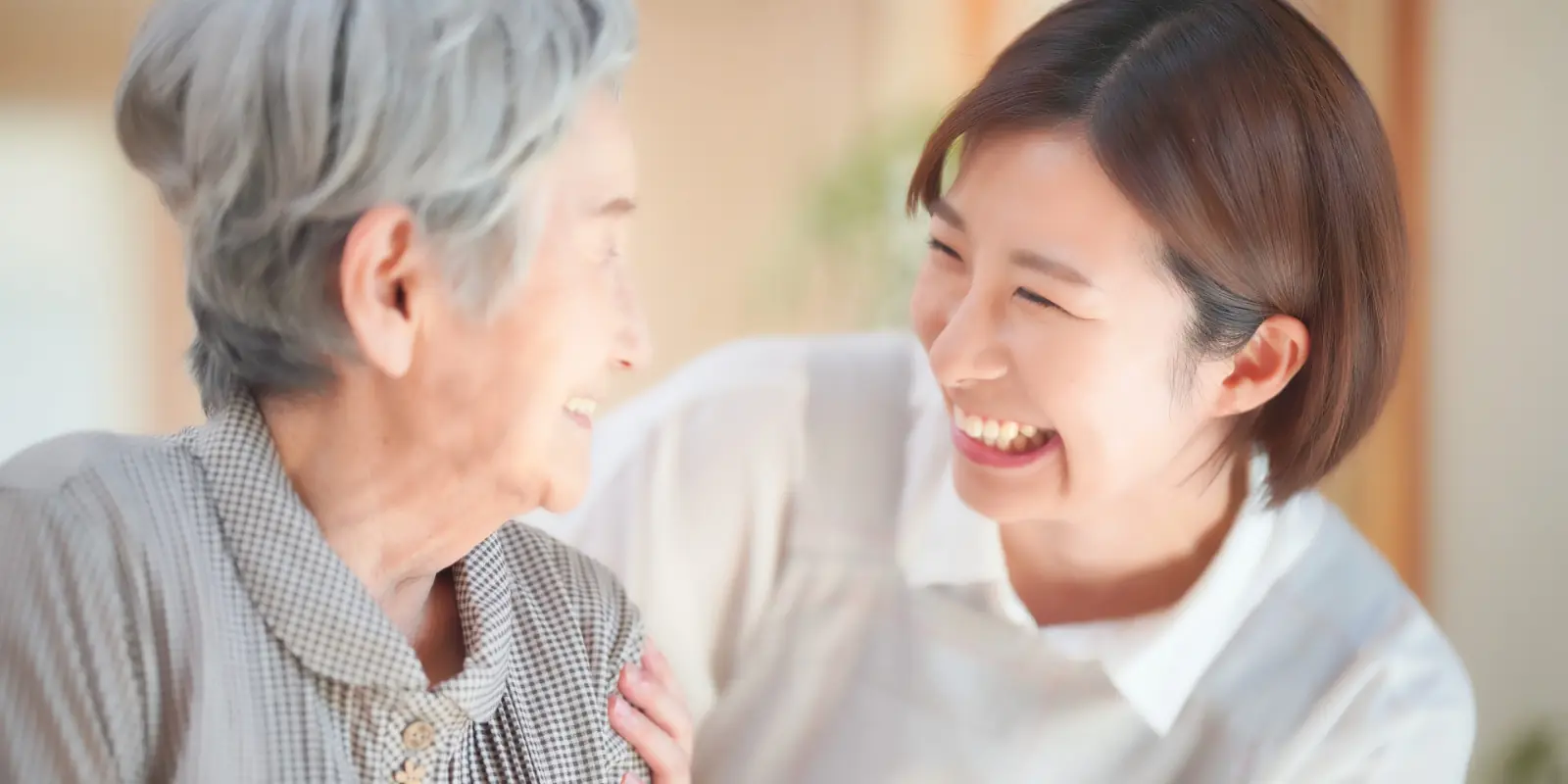 利用者と笑顔で向き合うスタッフ