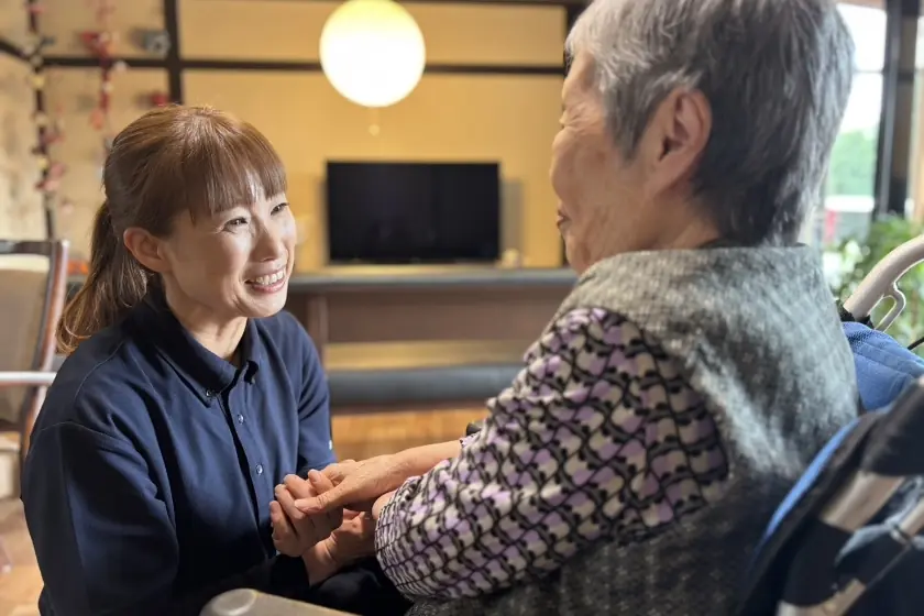 利用者様と会話しながら見守るスタッフ