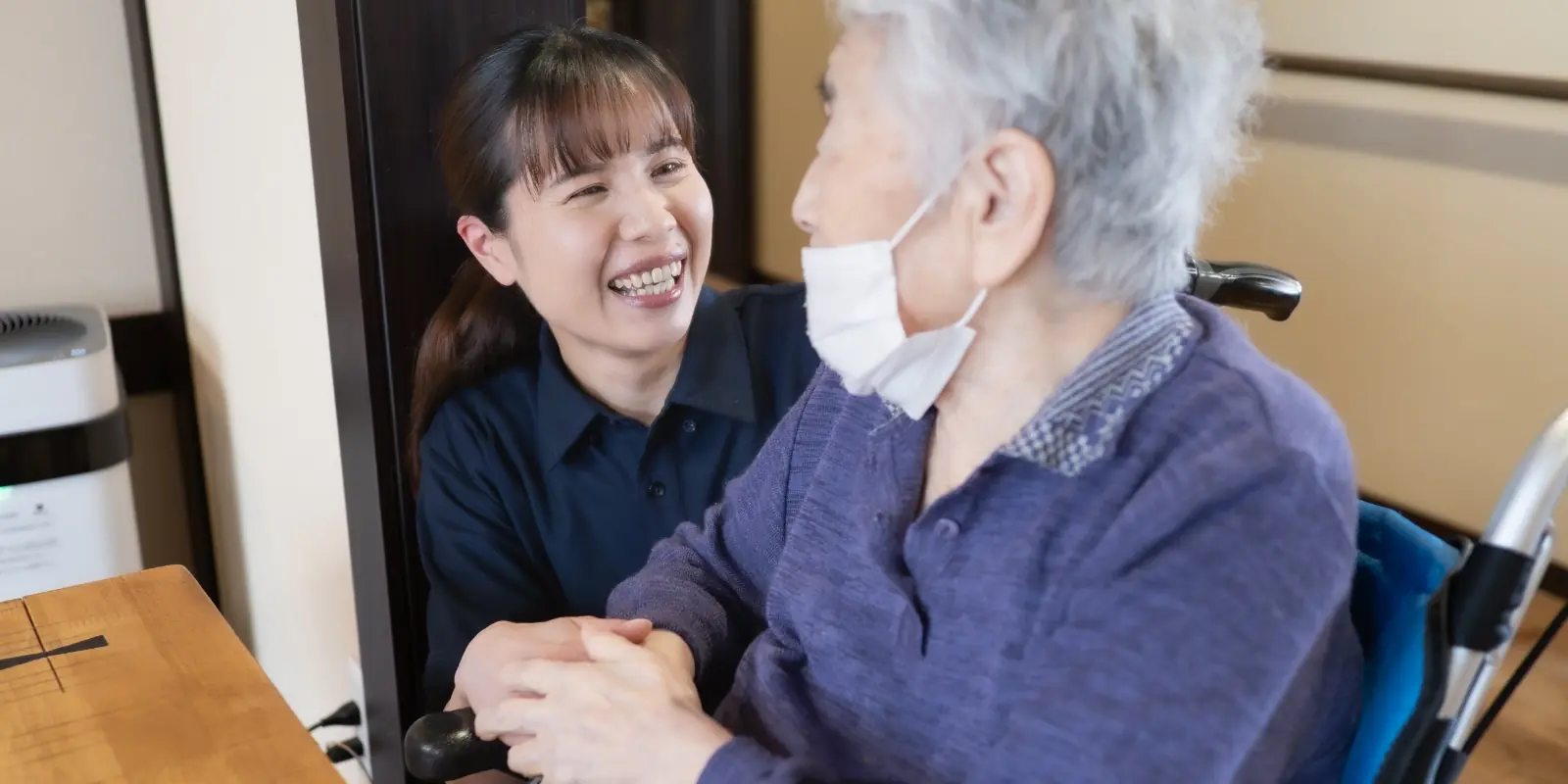 利用者様と笑顔で会話するスタッフ