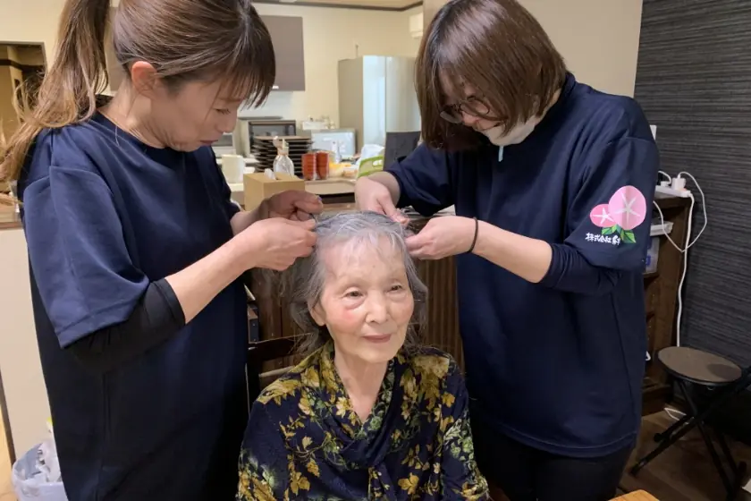 スタッフが利用者様の日常生活を支援する様子