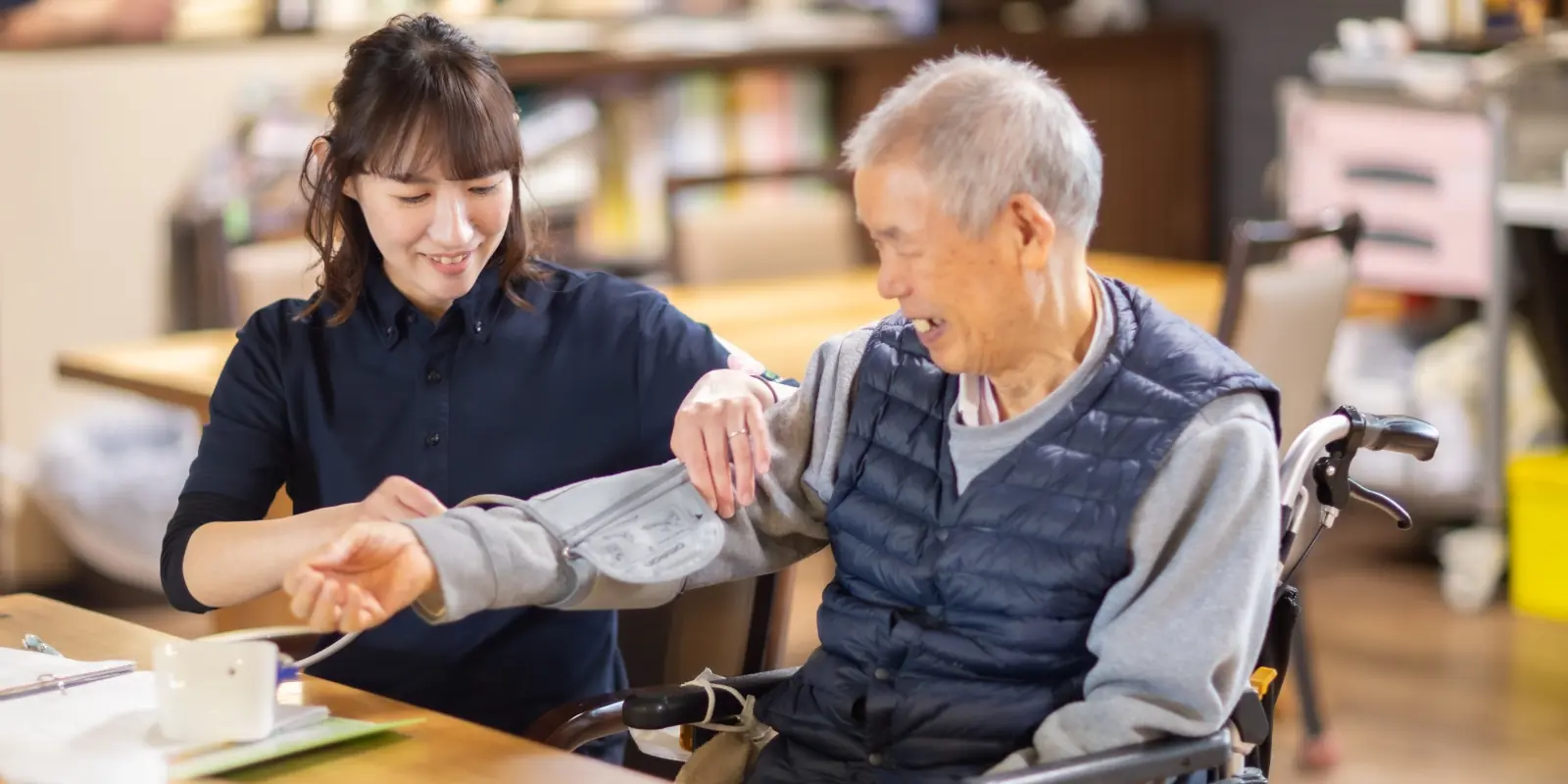スタッフが利用者様に寄り添って日常支援をしている様子
