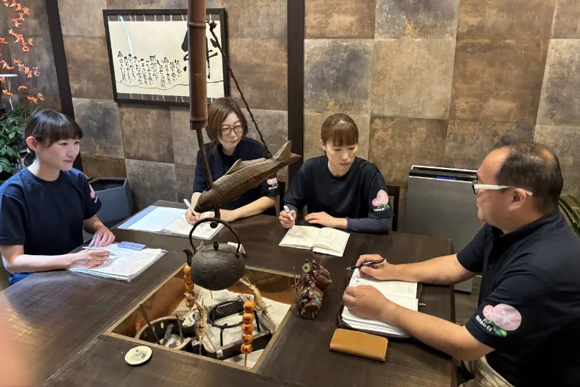 スタッフ同士で記録と情報共有を行う様子