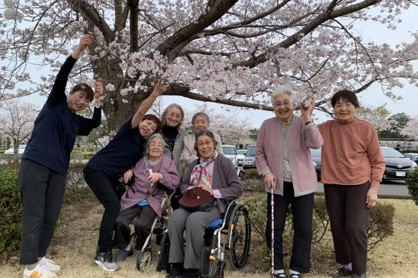 レクリエーションで利用者様と過ごすスタッフ