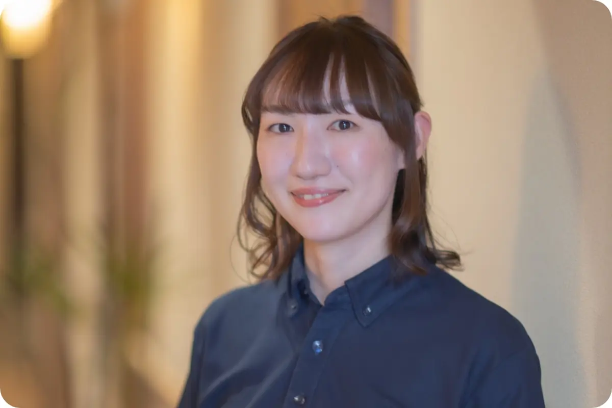 介護士として働くスタッフが利用者様を支援する様子