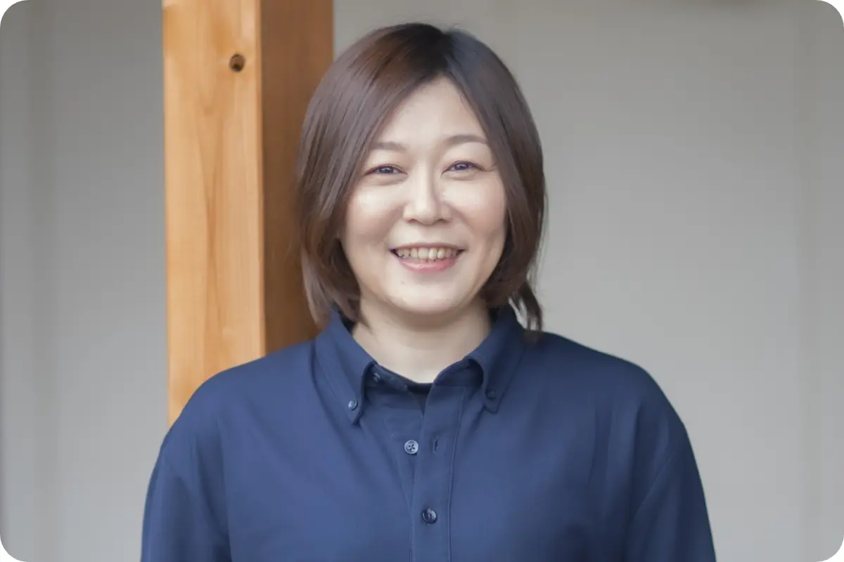 生活相談員として働くスタッフが利用者様に寄り添う様子